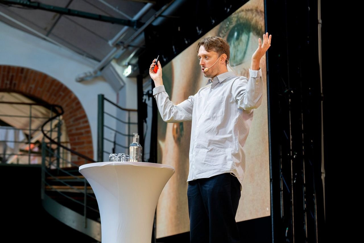Albert Sten: Explore All About a Swedish Visual Artist and AI Expert