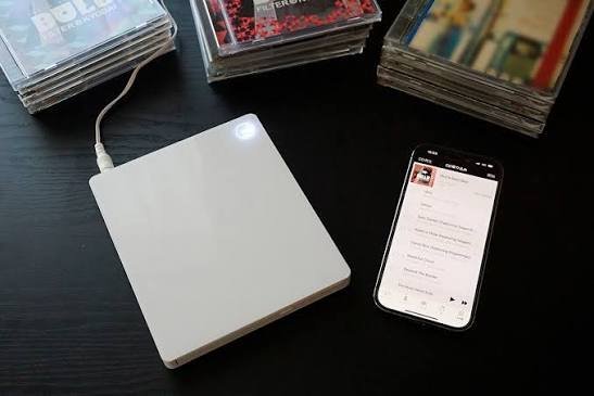 CDiphone: The Viral Concept That Mixes CDs With Modern iPhone Technology